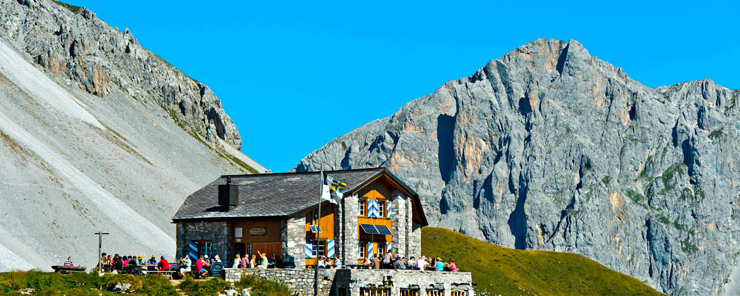 Die Carschinahütte (2.236 m) im Rätikon