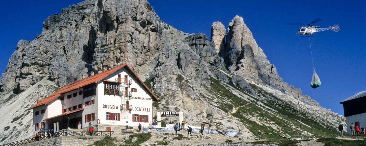 Dreizinennhütte Dolomiten Hubschrauber Materialtransport