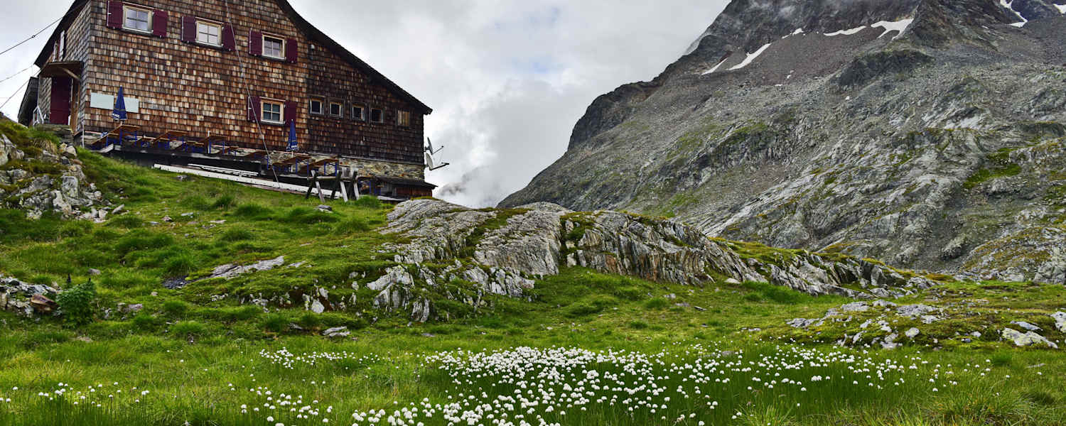 Die Adolf-Nossberger-Hütte (2.488 m) in der Kärntner Schobergruppe