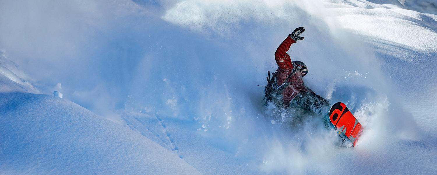 Snowboarder im Pulverschnee