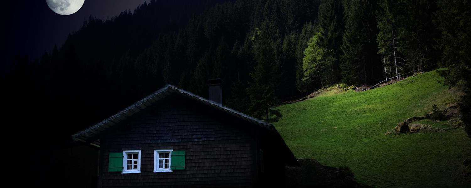 Berghütte bei Vollmond