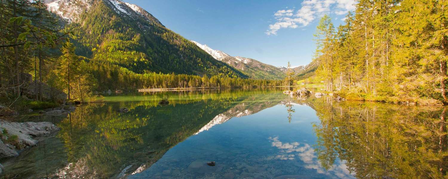 Ausblick auf das Hochkalter-Massiv vom Ufer des Hintersees in Berchtesgaden