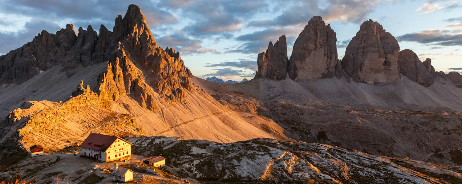 Die Drei Zinnen Hütte (2.405 m) am Fuße des Paternkofels