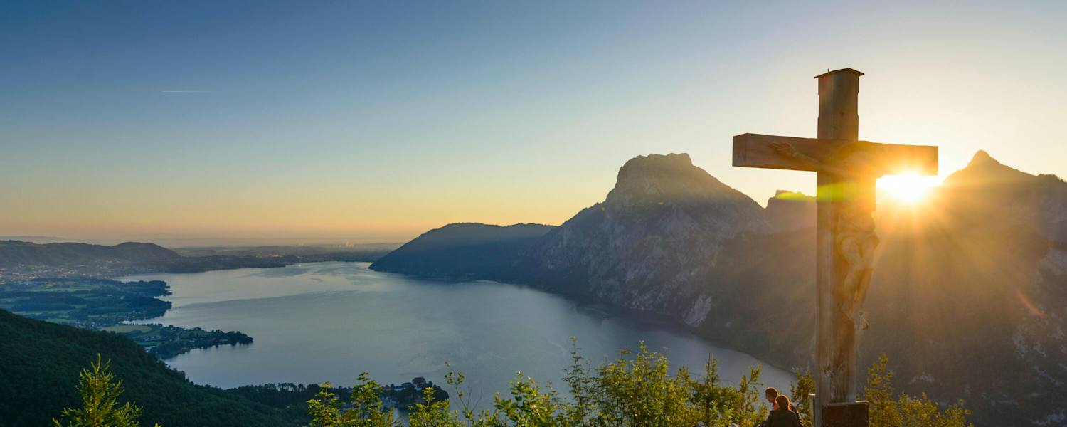 Sonnenuntergang am Gipfel des Kleinen Sonnstein (923 m) oberhalb des Traunsees, Oberösterreich