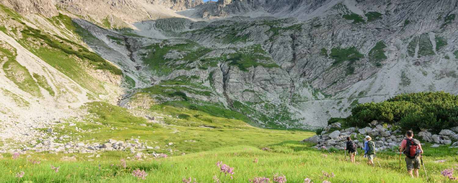 Auf dem Weg zum Gipfel des Hochvogel (2.592 m) nahe dem Prinz-Luitpold-Haus in den Allgäuer Alpen