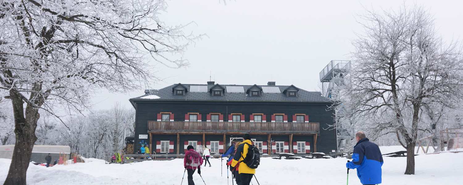 Das Peilsteinhaus (716 m) im Wienerwald