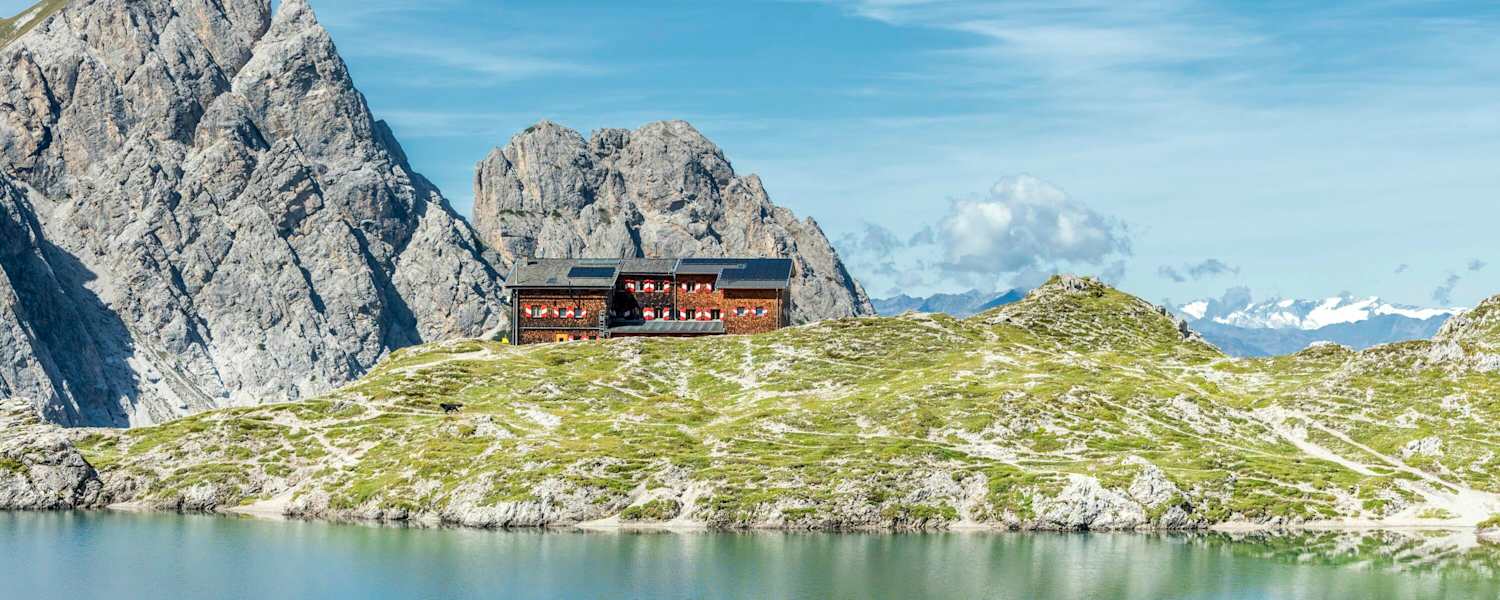 Die Karlsbader Hütte in Osttirol liegt direkt am malerischen Laserzsee