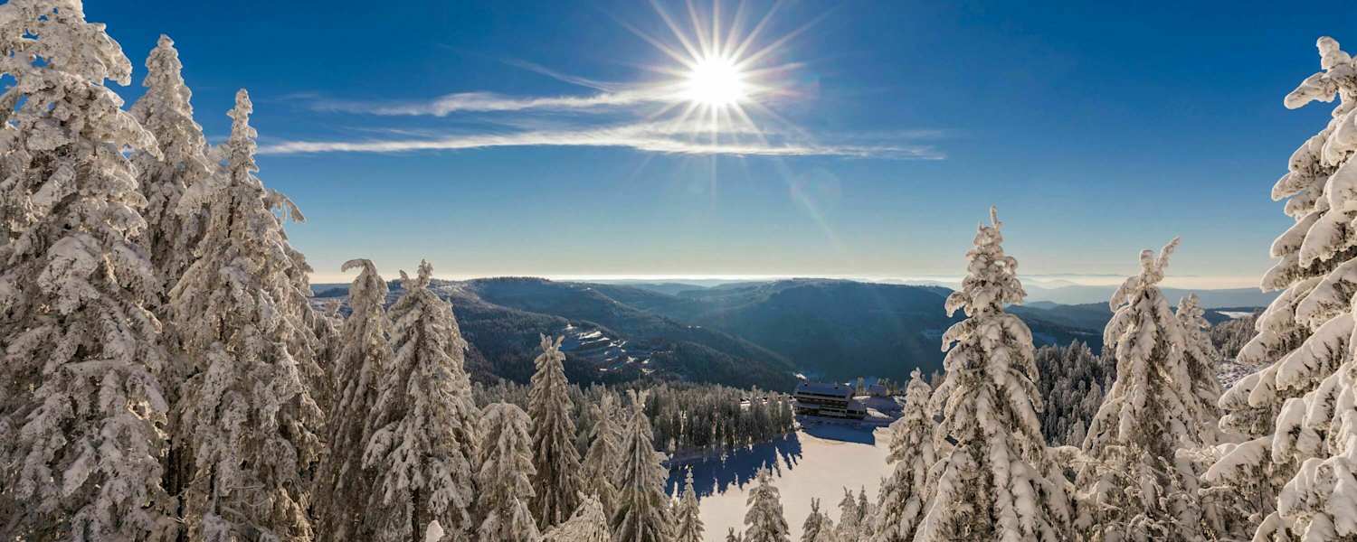 Ohne Sonne wäre eine Skitour zwar nur halb so schön, doch müssen wir uns vor der starken Strahlung auch schützen. Schwarzwald, Deutschland