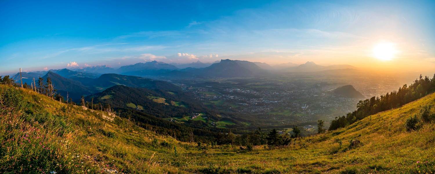 Ausblick zum Sonnenaufgang vom Gipfel des Gaisberg auf die Stadt Salzburg