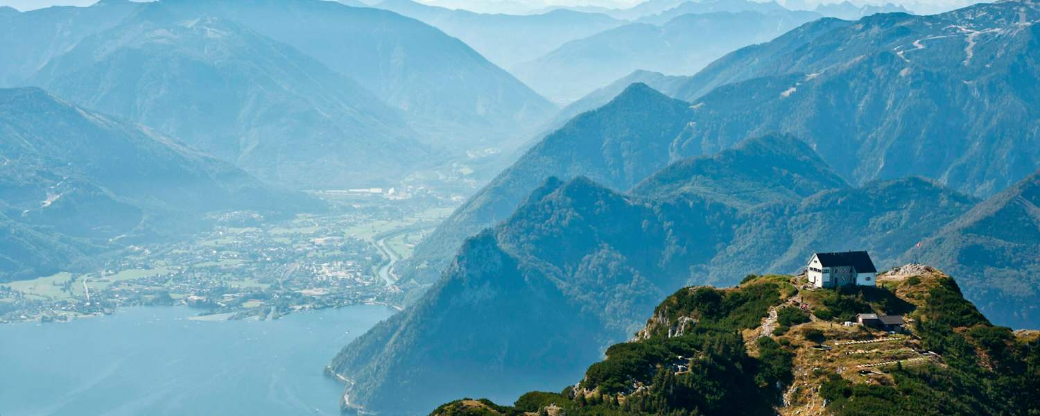 Gleich zweimal finden sich Wanderungen am Oberösterreichischen Traunsee unter den beliebtesten Touren im März auf Bergwelten.com