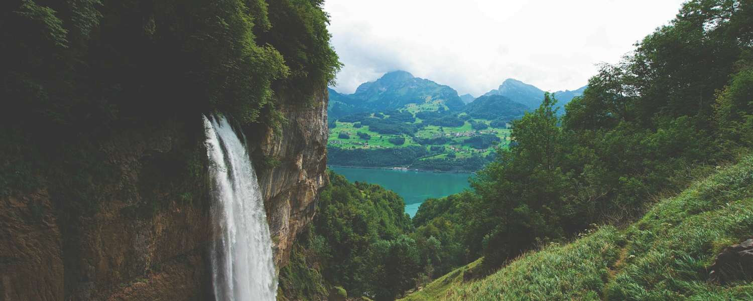 Die Seerenbachfälle, im Hintergrund der Walensee