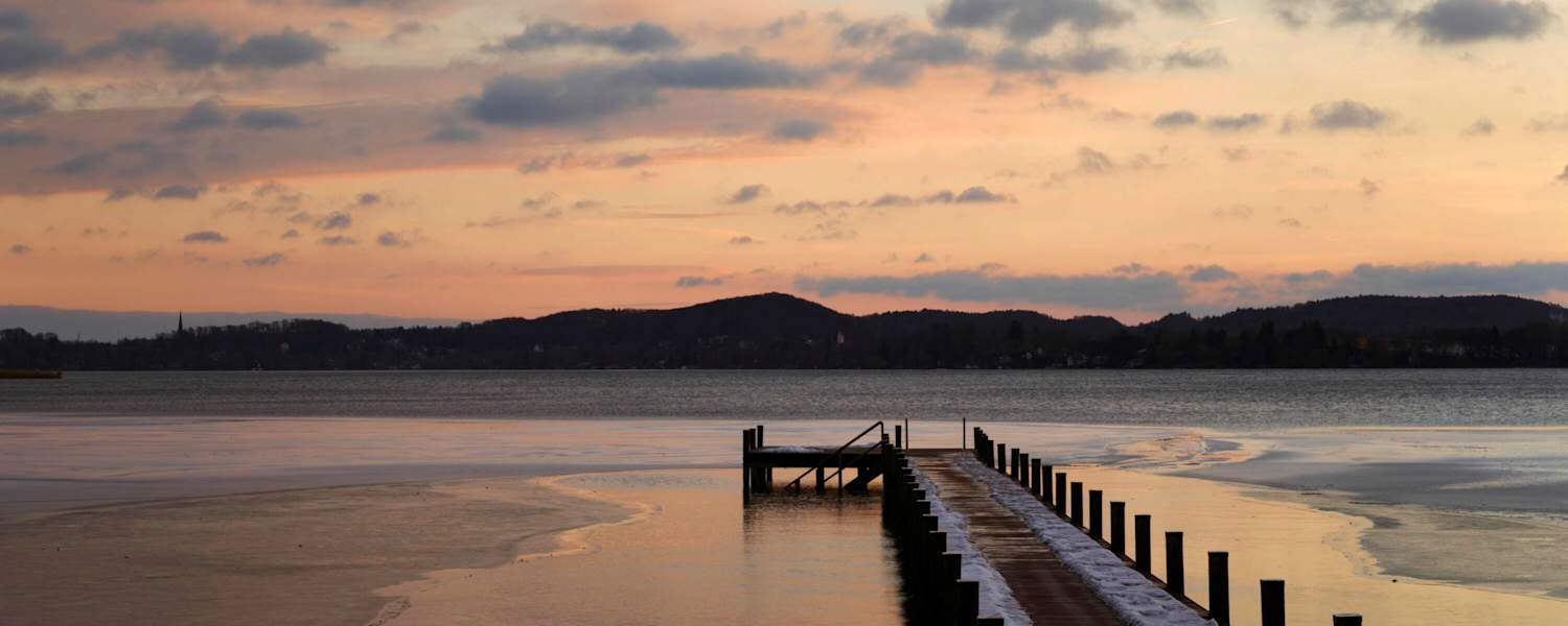 Winterliche Sonnenuntergangsstimmung am Ufer des bayerischen Wörthsees