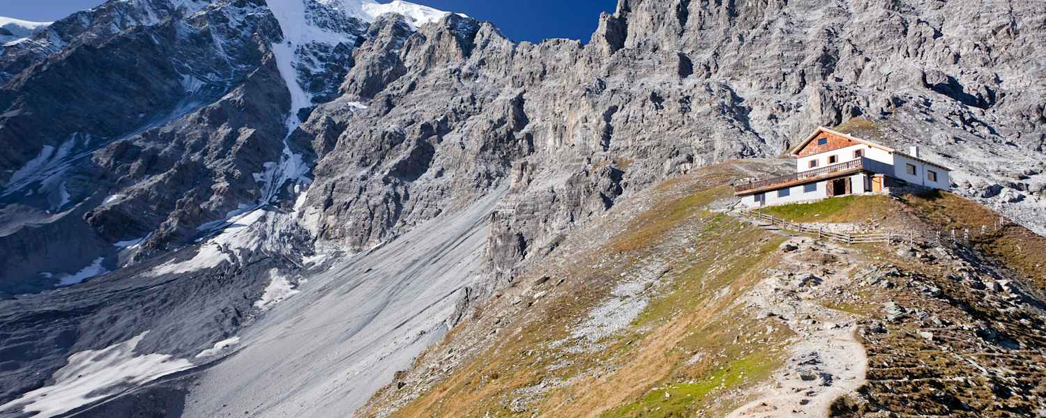 Die Tabarettahütte (2.556 m) in Südtirol