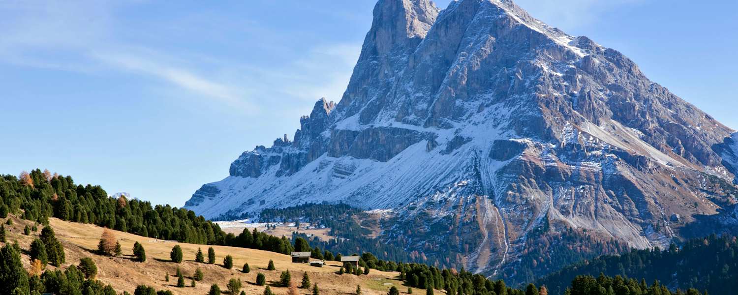 Die Schatzerhütte (2.004 m) in Südtirol mit Ausblick auf den Peitlerkofel 