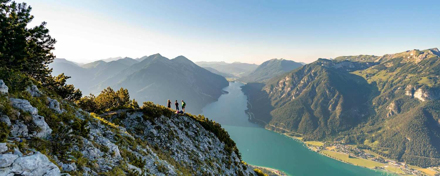 Blick auf den Achensee und die 2.085 m hohe Seebergspitze (links) vom Bärenkopf aus
