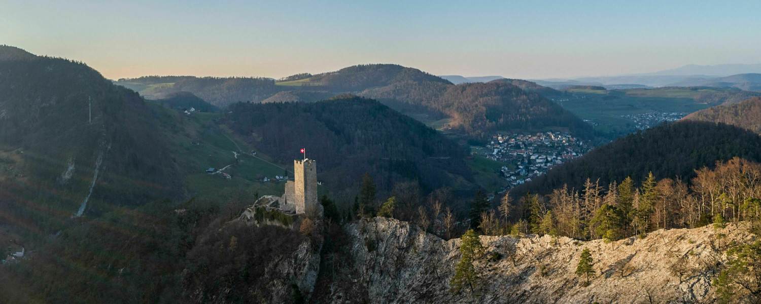 Luftaufnahme der Burgruine Waldenburg im Kanton Basel-Landschaft