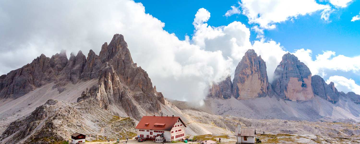Die Drei-Zinnen-Hütte in den Dolomiten