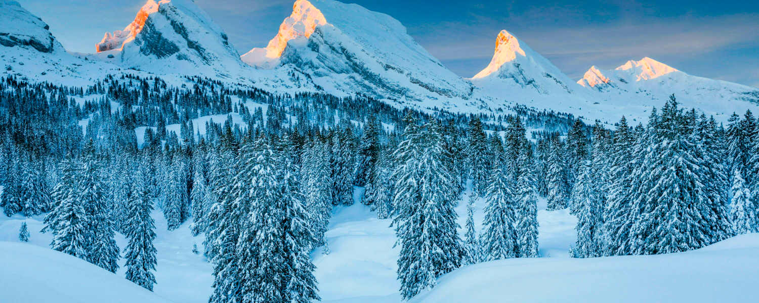 Ausblick in Toggenburg auf die winterlichen Gipfel der Churfirsten, St. Gallen