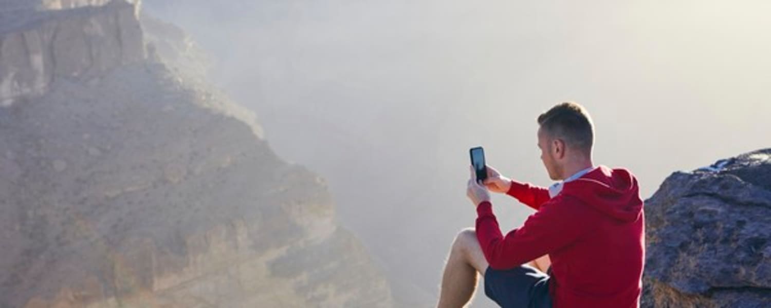 Bergsteiger mit Handy