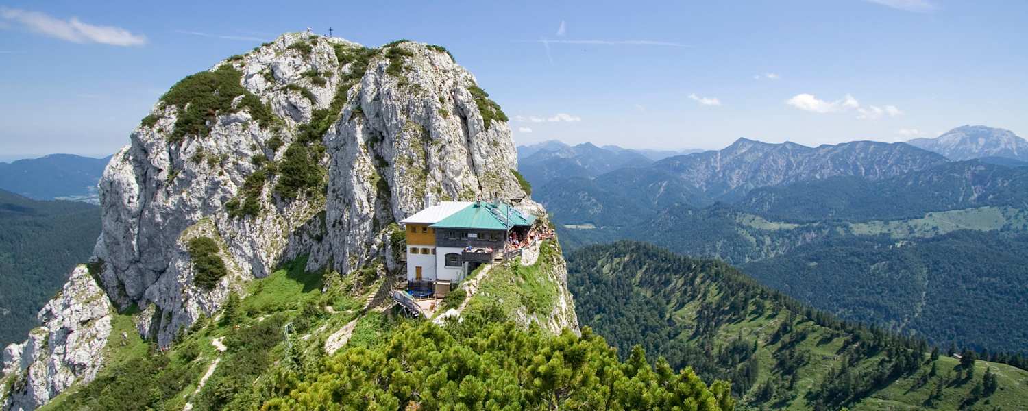 Die Tegernseer Hütte (1.650 m) mit Buchstein in Bayern