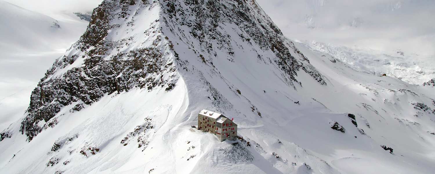 Die Britannia Hütte auf 3.030 m in den Walliser Alpen