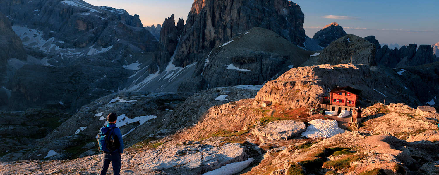 Ausblick auf die Büllelejochhütte (2.528 m) in den Dolomiten