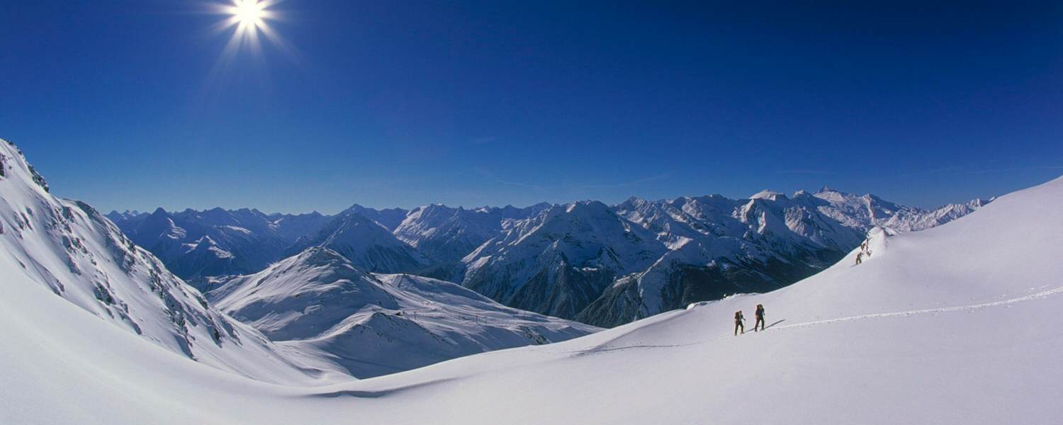 Skitour auf den Rastkogel (2.762 m) inmitten der Bergkulisse der Tuxer Alpen