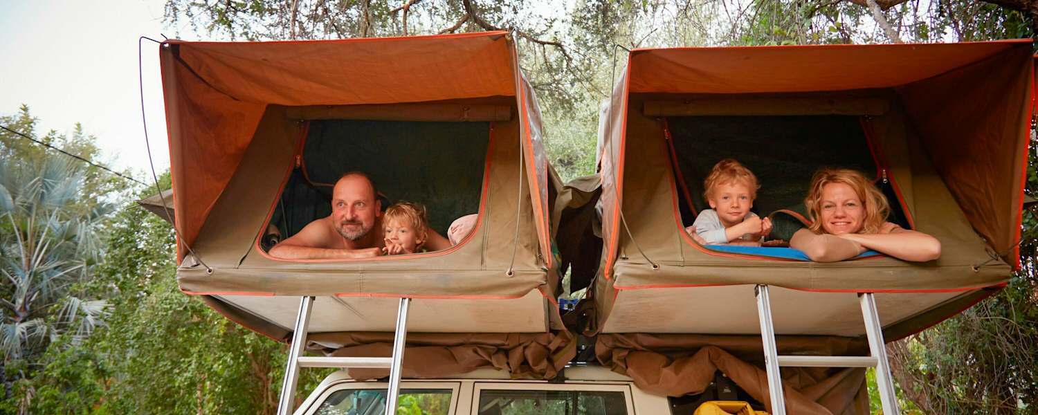 Egal ob mit dem Dachzelt, Campervan oder am Campingplatz: Ein Campingurlaub mit Kindern ist ein unvergessliches Abenteuer