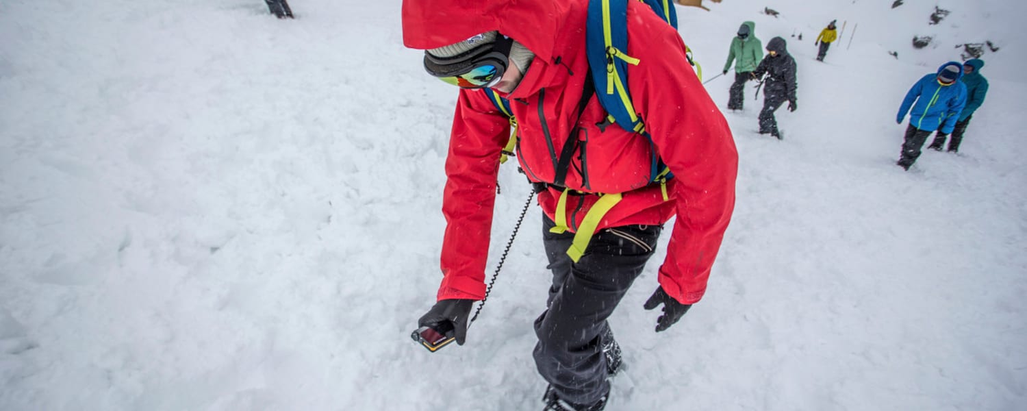 Nur wer mit seiner LVS-Notfallausrüstung wirklich vertraut ist, kann im Notfall auch rasche Hilfe leisten