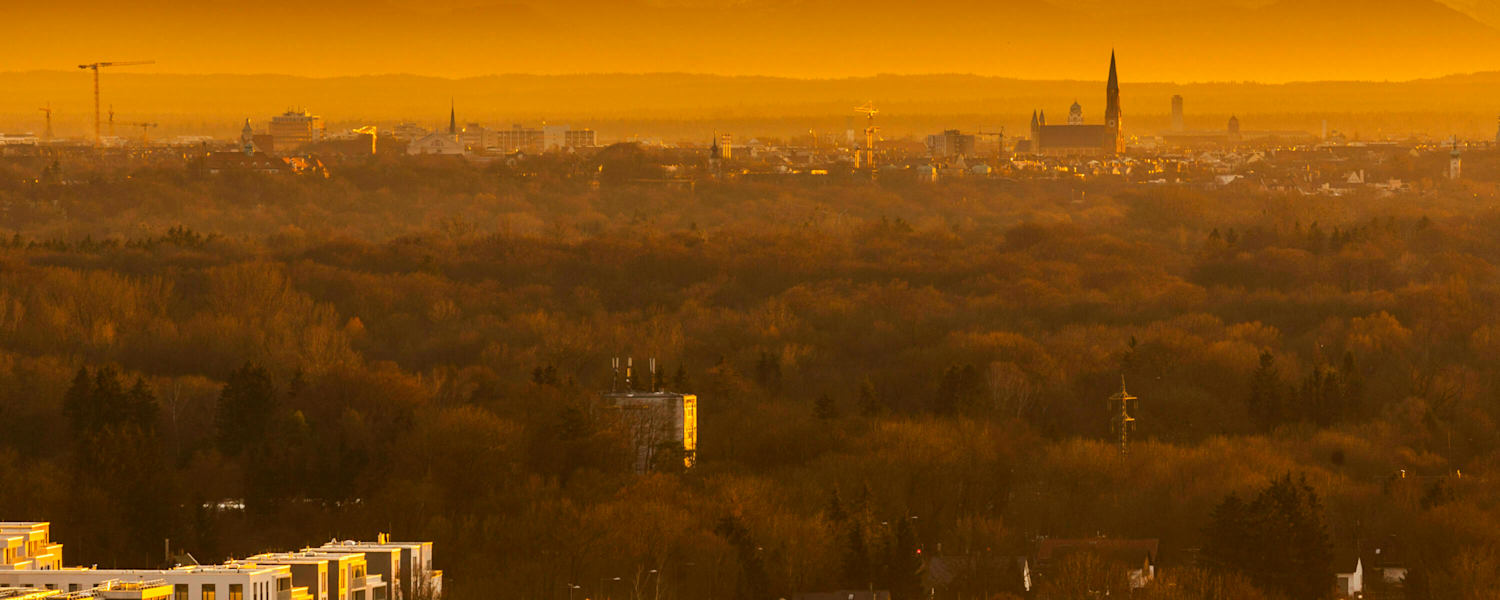 Bayern: München vor herbstlichem Bergpanorama