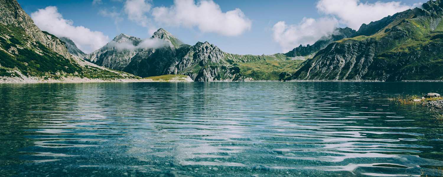 Einfach ins tiefe Blau bilcken, Lünersee in Vorarlberg