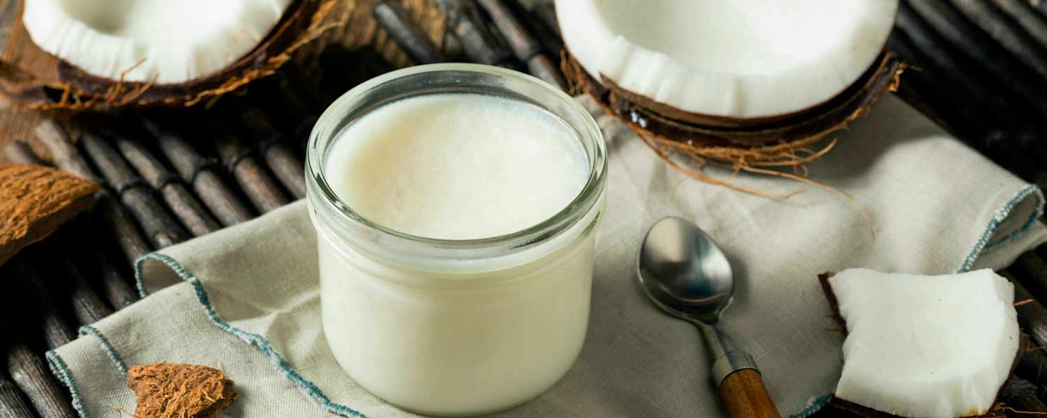 Koksöl und halbe Koksnüsse