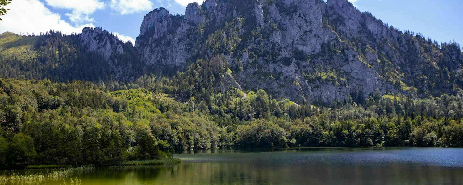 Der Laudachsee mit Blick zum Katzenstein auf dem Grünberg