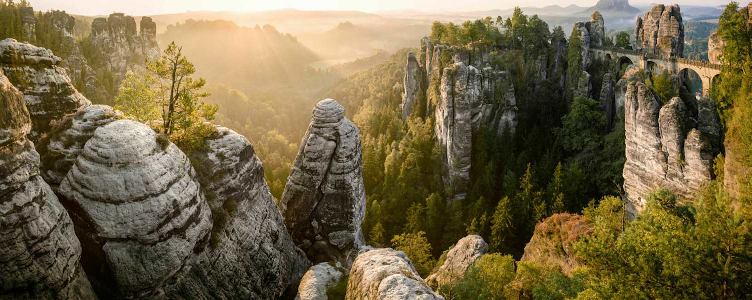 Sonnenaufgang über der Basteibrücke in der Sächsischen Schweiz.