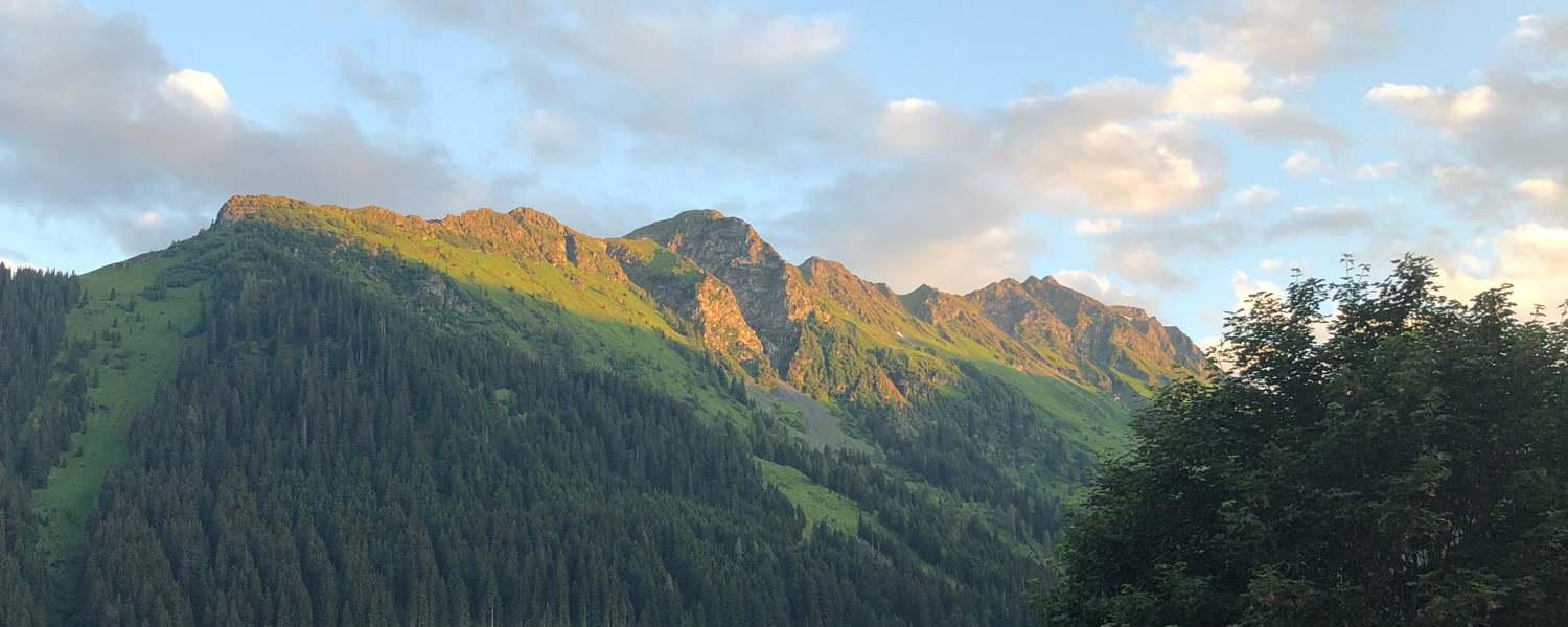 Der morgendliche Ausblick vom Balkon auf den Schusterkogel, die Chefin im Pyjama ist leider nicht zu erkennen