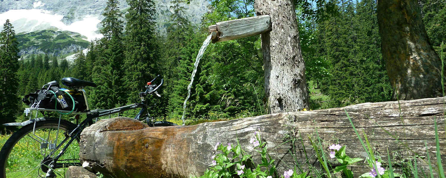 Am Kleinen Ahornboden lädt ein schöner Brunnen zur Rast ein.