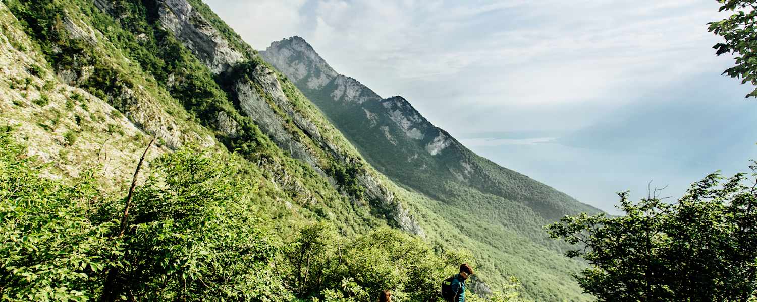 Zwei Wanderer erklimmen die felsigen Wege. 
