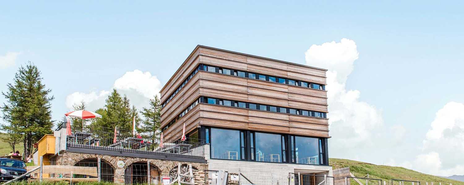 Die moderne Capanna Monte Bar von vorne.