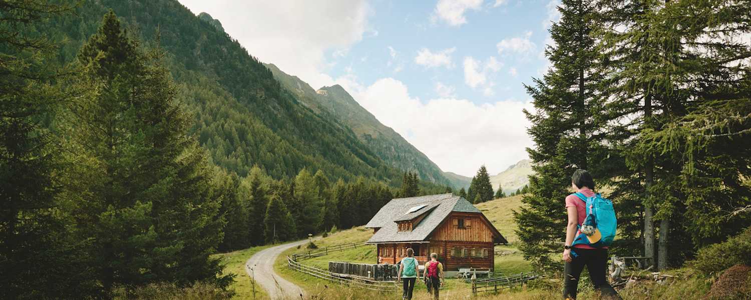Wer in der steirischen Natur unterwegs ist, darf sich die Einkehr in eine der bewirtschafteten Hütten und Almen nicht entgehen lassen. Hier im Bild die Ebenhandlhütte auf 1.550 Metern in der Region Murau.