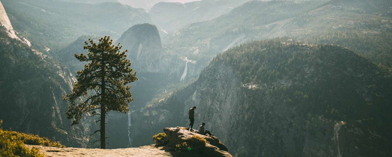 Am Gipfel hinsetzen, den Ausblick genießen und miteinander ins Gespräch kommen, Yosemite Valley, USA