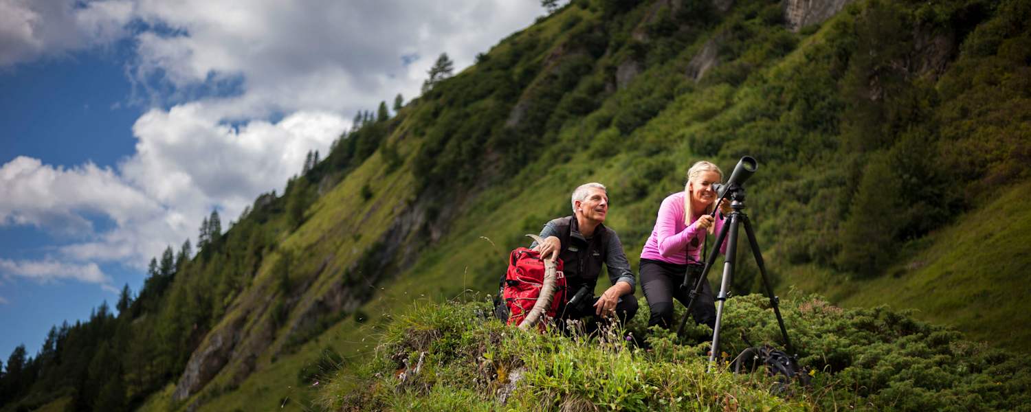 Osttirol: Nationalpark-Ranger bei der Wildtierbeobachtung im Nationalpark Hohe Tauern