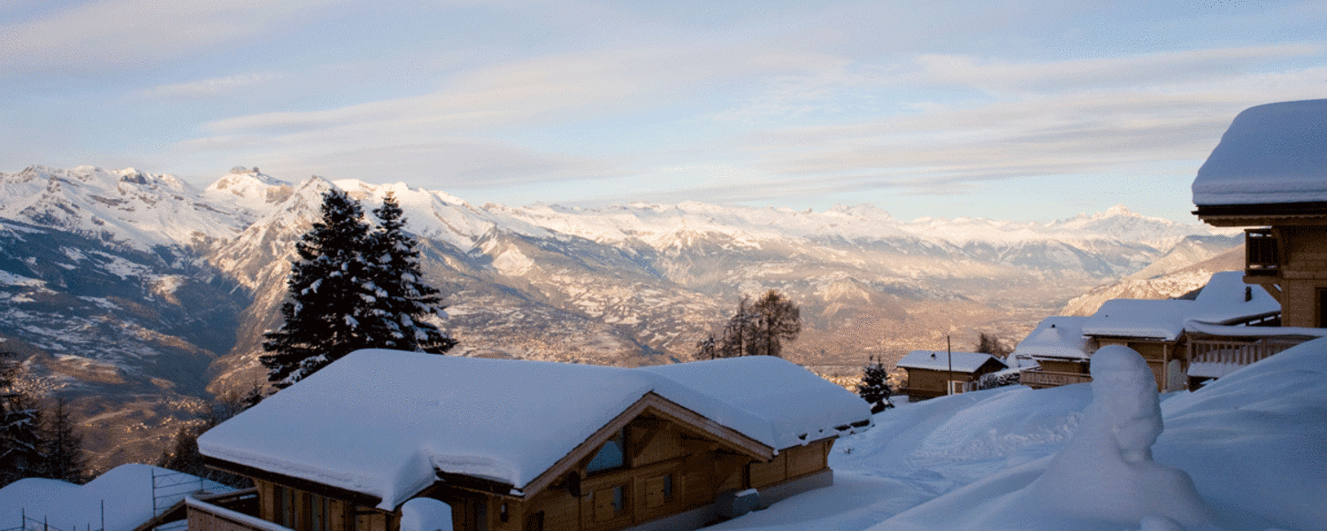 Blick auf den malerischen Ort Nendaz und das weltbekannte Skigebiet