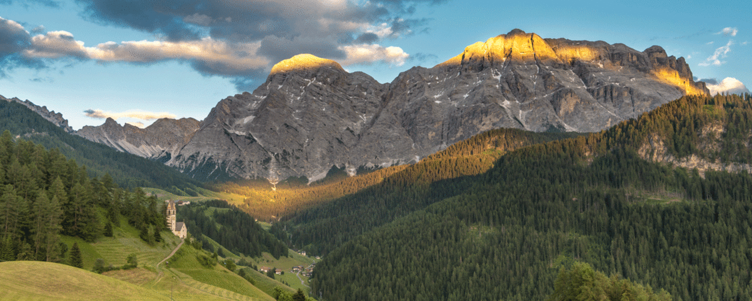Der Gipfel der Neunerspitze 2.285 m in den Südtiroler Dolomiten lockt mit einer Kombination aus Wandern und Klettern