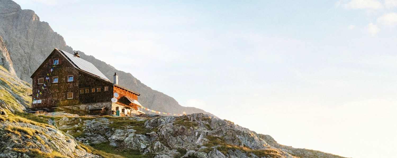 Die Hütte und davor der klare Gletschersee