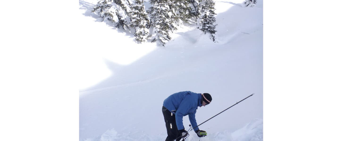 Notfallausrüstung: Sonde und Schaufel