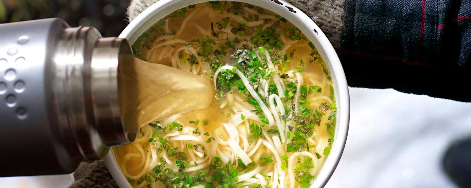 Selbstgemachte Nudelsuppe in der Thermoskanne – ein idealer Tourenbegleiter im Winter