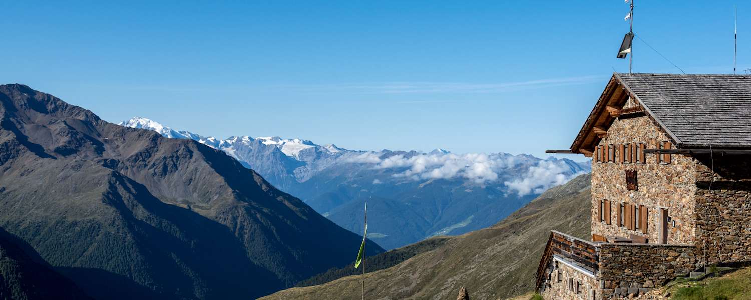 Die Hütte vor atemberaubenden Panorama.