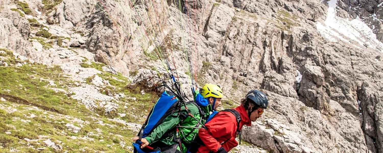 Die beiden Tandemflieger starten los.