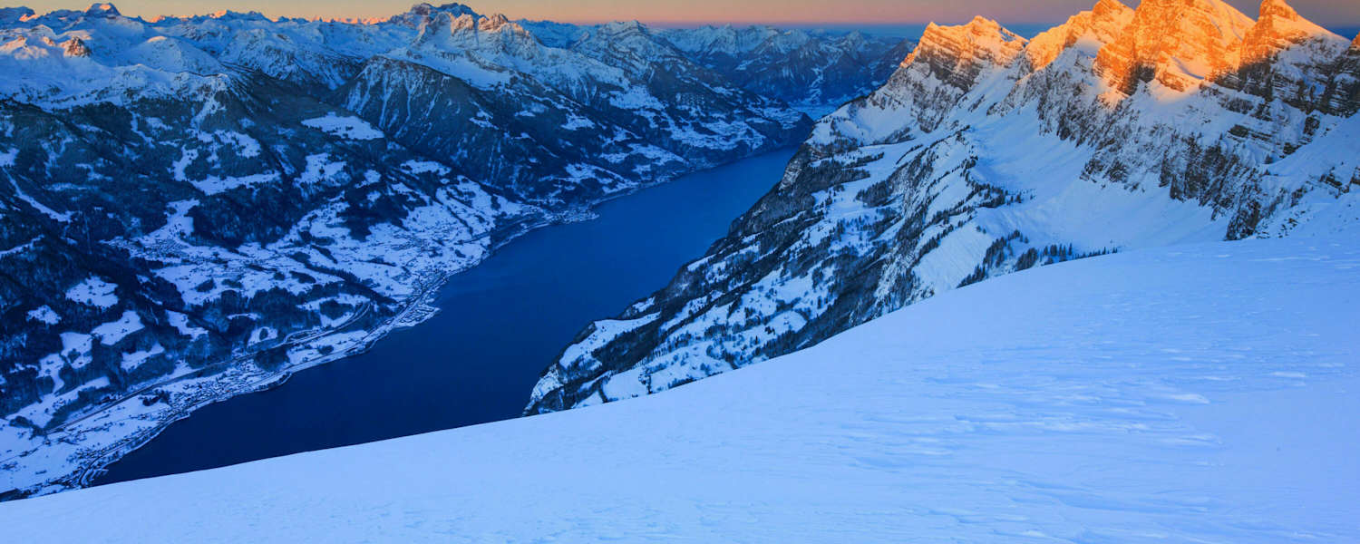 Panoramaweg am Chäserrugg in St. Gallen mit Blick auf den Walensee im Winter