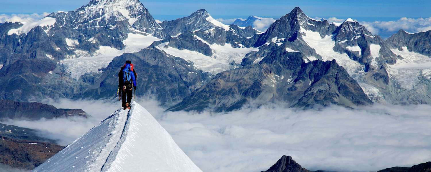 Bergsteiger am Gipfelgrat der Parrotspitze im Monte Rosa-Massiv